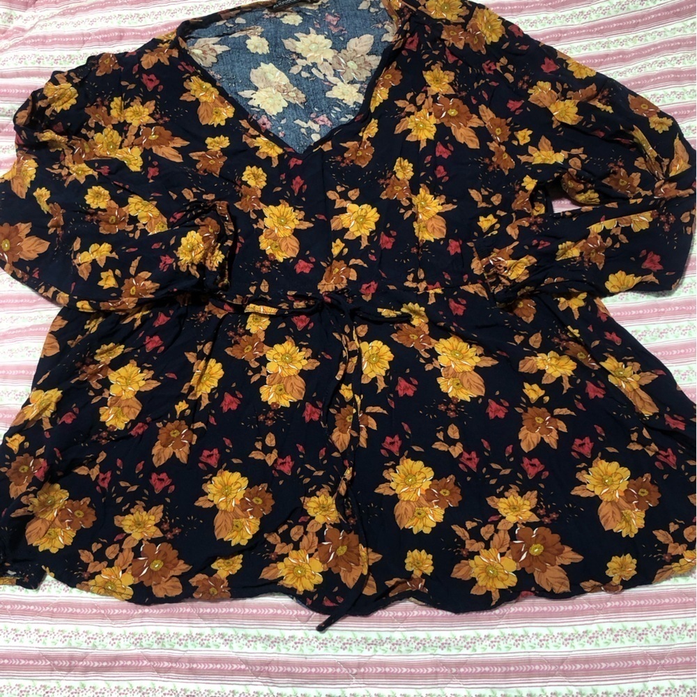 BloomChic Floral peblun top with yellow and Cream Accents-size 14/16-